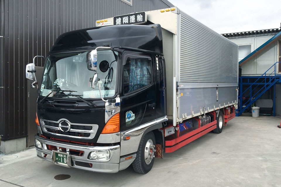 健翔運輸の漆黒ブラックな車輛