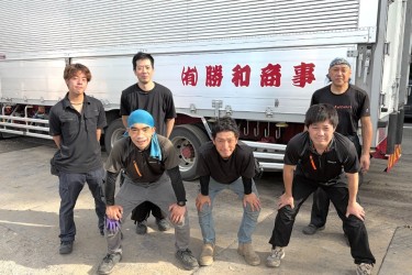 ＼月37万可×土日祝休み／創業50年の安定感✨【年間休日109日】＆賞与年2回◎ドラレコ・エアサス完備の最新車両★経験者歓迎★10ｔドライバー募集
